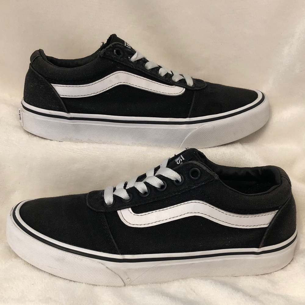 Vans Old School in Black Canvas & White Vans Swish & Soles. Women’s Size 7.